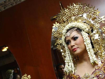 Kristina Bergaun Pengantin Padang