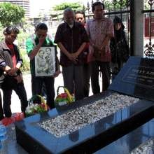 Alumni Stikosa Nyekar ke Makam Pendiri Kampus