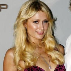 Tersentuh, Paris Hilton Beri Makan Anjing dari Restoran Bali