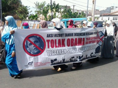 Massa HTI Sulsel Injak-injak Foto Obama dan Bendera AS