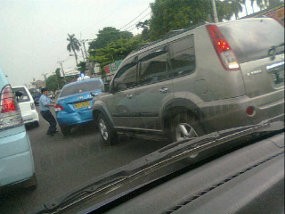 Taksi Blue Bird Kejar-kejaran dengan X-Trail di Ciputat