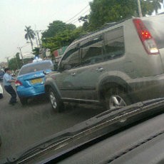Taksi Blue Bird Kejar-kejaran dengan X-Trail di Ciputat