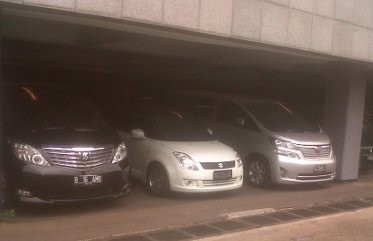 Alphard Menjamur di Kompleks Parlemen Senayan