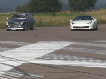 Volvo Tua Tundukkan Ferrari 458 Italia