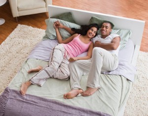 5 Kegiatan yang Perlu Dilakukan Usai Bercinta 