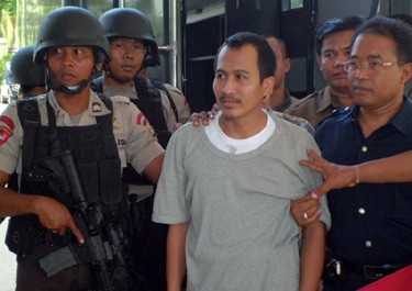 Polisi Pamerkan 7 Tersangka Teroris Ponpes Bima di Kejati NTB