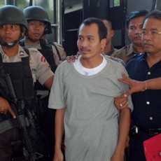 Polisi Pamerkan 7 Tersangka Teroris Ponpes Bima di Kejati NTB