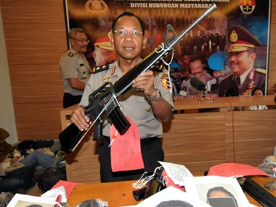 Polri Gelar Barang Bukti Jaringan Abu Omar