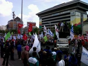 Ngotot UMK Rp 1,4 Juta, Ribuan Buruh Geruduk Kantor Gubernur Jateng