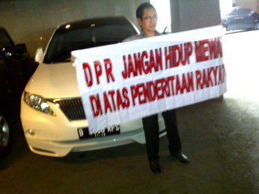 Pong Hardjatmo Demo di Depan Mobil Mewah Anggota DPR