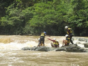 Belajar Terjun di Riam Sangata