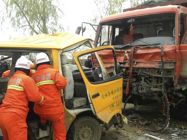 Bus vs Truk, 19 Orang Tewas