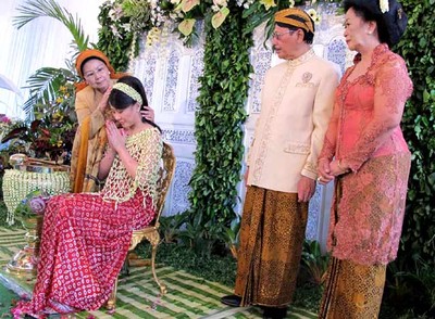 Jelang Nikah, Astrid Gelar Siraman