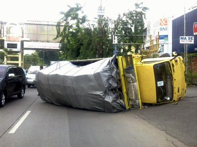 Kelebihan Muatan, Truk Muat Kabel Terguling