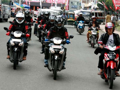 Adu Irit Honda Supra X Helm In