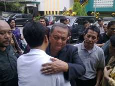 Tiba di Surabaya, MS Hidayat Berlinang Air Mata
