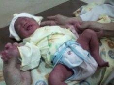 Bayi Baru Lahir Ditemukan dalam Kardus di Teras Rumah Kadus