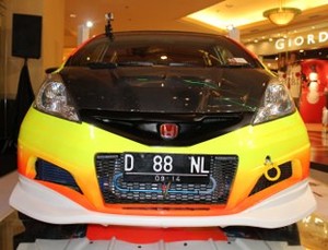 Honda Jazz dengan Mesin Gila-gilaan ala F1