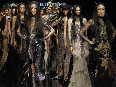 Dewi Fashion Knight Tutup JFW 2012