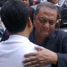 Tiba di Surabaya, MS Hidayat Berlinang Air Mata