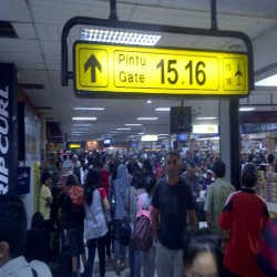 Penumpang Mulai Tak Sabar, Gate 15 Bandara Ngurah Rai Dirusak