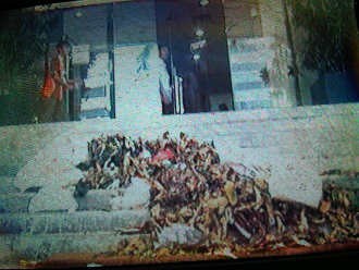 Bau! Sampah Disawer Pendemo di Tangga KPK