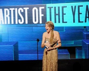 Taylor Swift Kaget Menang Piala Artist of the Year