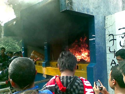 Suporter Bakar Loket di GBK