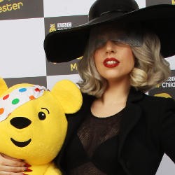 Lady Gaga Diam-diam Kunjungi Rumah Amy Winehouse
