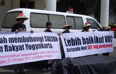 Warga Yogya Demo Bakar Poster Mendagri dan Dirjen Otda