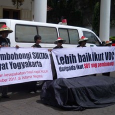 Warga Yogya Demo Bakar Poster Mendagri dan Dirjen Otda