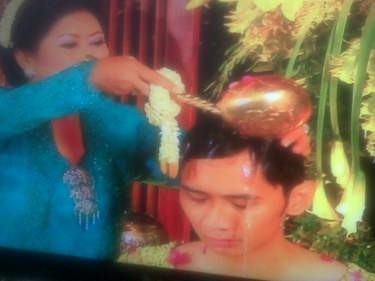 Ayam Lancur Dilepas, Prosesi Siraman Ibas pun Tuntas