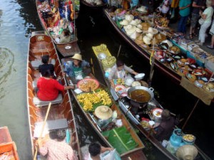 Bersih-bersih di Ayutthaya Pasca Banjir