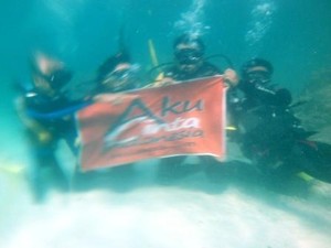 Mengibarkan Bendera Aku Cinta Indonesia di Dasar Laut Sabang