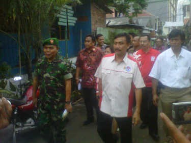 Kunjungi Keluarga, Menpora Janji Pajang Foto Reno di PSSI