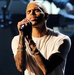 Chris Brown Tak Hanya Batalkan Konser di Jakarta