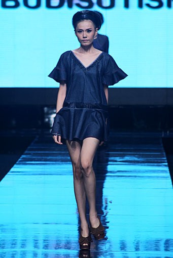 Yongki Budisutrisna Colors Have Been Indulging my Senses by Become my Light of Sources, Inspirations and Sensations. Jakarta Fashion Week 2012 at Pacific Place Ground Floor. Jakarta.[Foto: Mohammad Abduh/Wolipop]