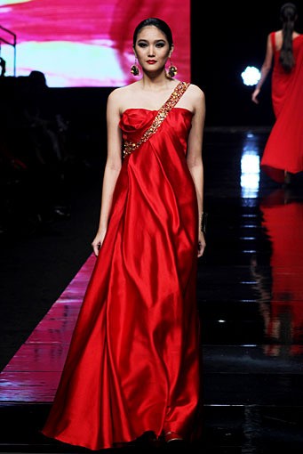 Liliana Lim Colors Can Paint the World Withemotions That Make Life Beauty. Jakarta Fashion Week 2012 at Pacific Place Ground Floor. Jakarta. [Foto: Mohammad Abduh/Wolipop]