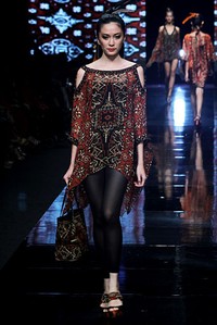 Ghea Panggabean The richness of the nature is the colors of my life Jakarta Fashion Week 2012 at Pacific Place Ground Floor. Jakarta. [Foto: Mohammad Abduh/Wolipop]