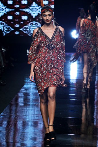 Ghea Panggabean The richness of the nature is the colors of my life Jakarta Fashion Week 2012 at Pacific Place Ground Floor. Jakarta. [Foto: Mohammad Abduh/Wolipop]