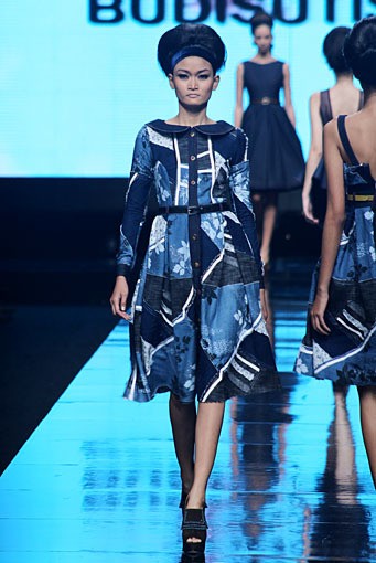 Yongki Budisutrisna Colors Have Been Indulging my Senses by Become my Light of Sources, Inspirations and Sensations. Jakarta Fashion Week 2012 at Pacific Place Ground Floor. Jakarta.[Foto: Mohammad Abduh/Wolipop]