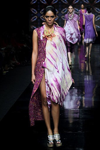 Carmanita In colors, I create !. Jakarta Fashion Week 2012 at Pacific Place Ground Floor. Jakarta. [Foto: Mohammad Abduh/Wolipop]