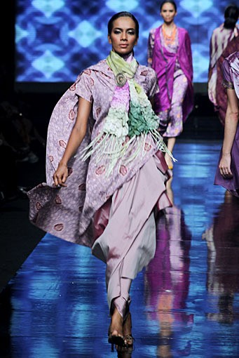 Carmanita In colors, I create !. Jakarta Fashion Week 2012 at Pacific Place Ground Floor. Jakarta. [Foto: Mohammad Abduh/Wolipop]