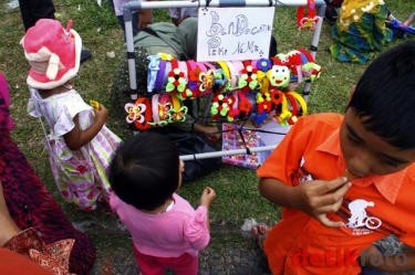 Warga Ikut Berpesta di Akad Nikah Ibas dan Aliya