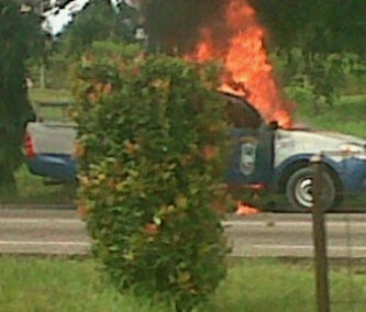 Massa Buruh Pengunjuk Rasa di Batam Mulai Bakar Mobil