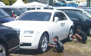 Cuci Ban Rolls Royce Milik Tamu Ibas-Aliya, Bocah Dapat Rp 50 Ribu