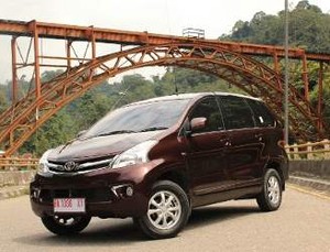 Bercengkerama dengan Avanza Manual