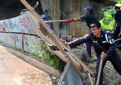 Bangunan Liar di Kolong Rel Ditertibkan