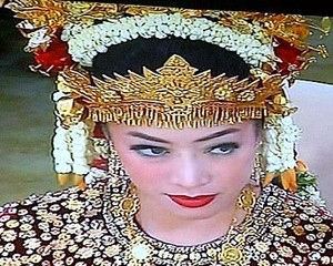 Aliya Rajasa Mempesona dengan Lipstik Merah Menyala