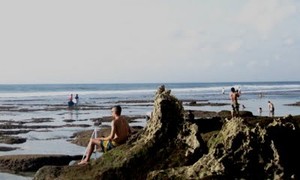 Berenang di Pantai Tanpa Ombak di Uluwatu